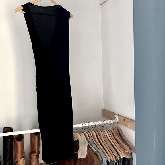 black dress - Picture 3 of 4